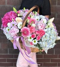 Цветочная композиция из Розы, Хризантемы, Пионы и Лизиантусы в корзине в Урухской