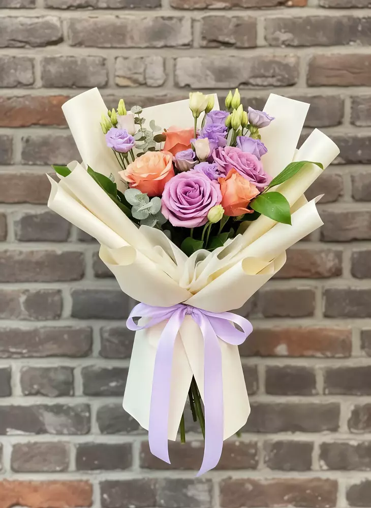 Букет цветов из: Лизиантусы и Розы в Урухской