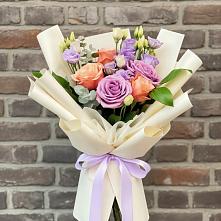 Букет цветов из:  Лизиантусы и Розы в Урухской