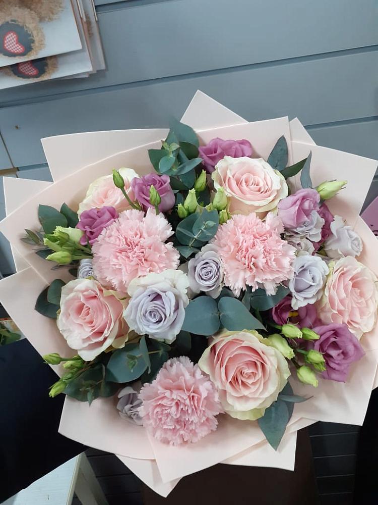 Букет цветов из: Розы, Гвоздики и Лизиантусы в Урухской