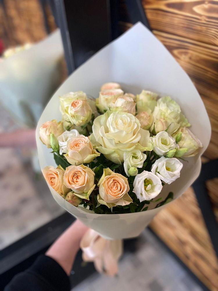 Букет цветов из: Розы и Лизиантусы в Урухской